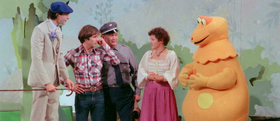 Jean-Louis Terrangle, Patrick Bricard, Henri Bon, Eliane Gauthier et Yves Brunier (sous le costume de Casimir), la mythique bande de L'Ile aux enfants.  - Credit:JEAN PIERRE LETEUIL / Ina / Ina via AFP