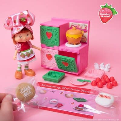 In strategic partnership with The Loyal Subjects, WildBrain expands the Strawberry Shortcake line of collectibles to include the iconic ragdoll and fashion doll in her Berry Bakeshoppe. (CNW Group/WildBrain Ltd.)