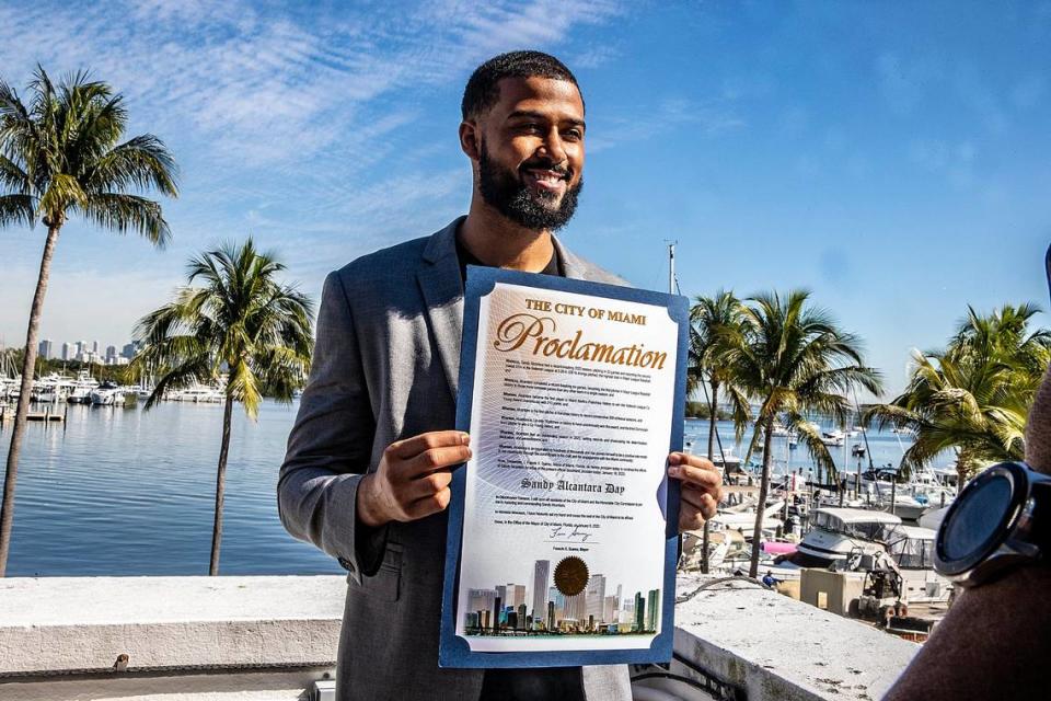 El lanzador de los Marlins, Sandy Alcántara, muestra la proclama de la Ciudad de Miami que declara el 10 de enero como el día de de Sandy Alcántara y el otorgamiento de las Llaves de la Ciudad al astro dominicano, el 10 de enero de 2023.
