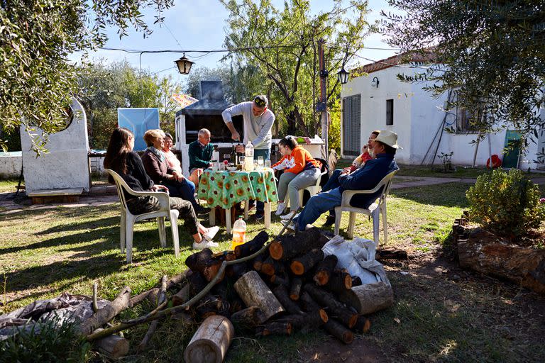 Las familias Caffe y Guevara disfrutan de un asado rodeados de olivos, en Maipu, Mendoza