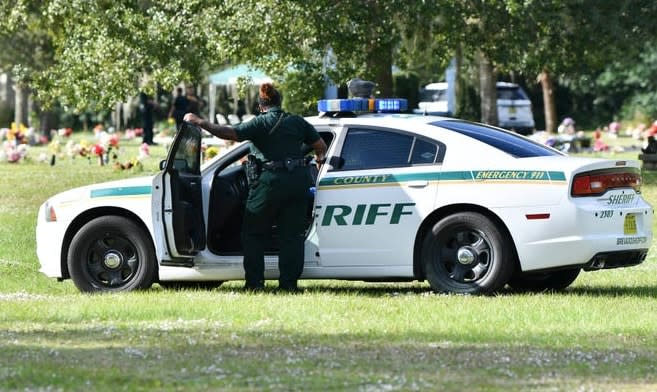 Deputies surround the area after a shot was fired during the interment of Sincere Pierce at Riverview Memorial Gardens Saturday, Nov. 28, 2020. (Credit: Craig Bailey/FLORIDA TODAY via USA TODAY NETWORK)