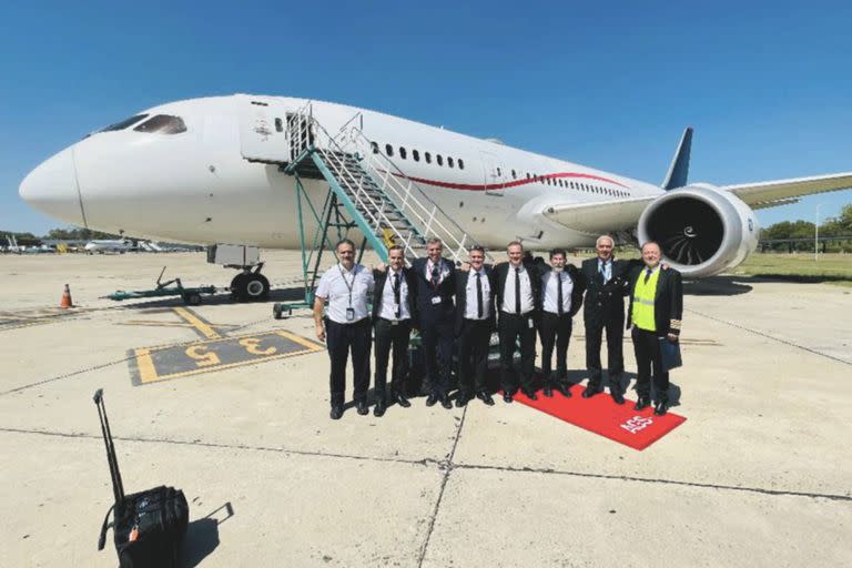 El vuelo fue piloteado por el argentino Enrique Piñeyro (el primero a la derecha de la imagen)