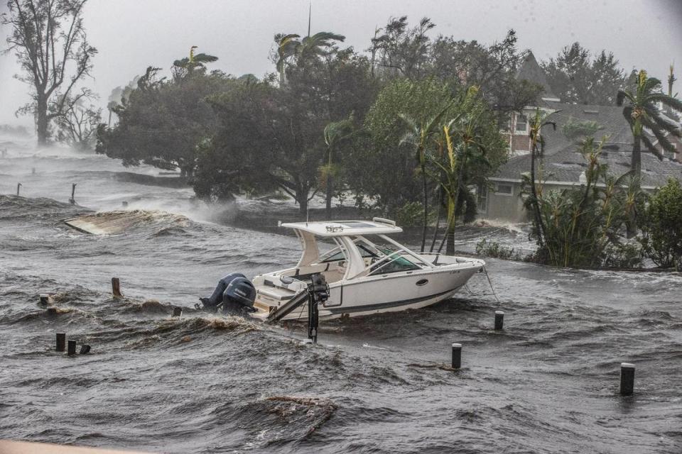 Un barco se ve desde el puente Midpoint en el río Caloosahatchee en Fort Myers mientras el huracán Ian golpea la costa oeste de la Florida como tormenta de categoría cuatro, el miércoles 28 de septiembre de 2022