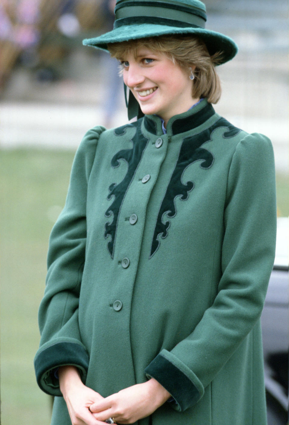 1982 trug Lady Di bei einer Feierlichkeit in Bristol einen ähnlichen Mantel wie Herzogin Meghan (Bild: Getty Images)