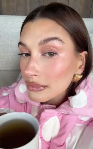 <p>Hailey Bieber/ Tiktok</p> Hailey Bieber's winter makeup look