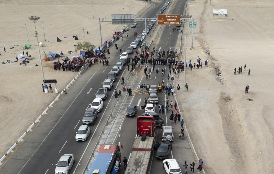 Camiones y autos están atascados mientras migrantes venezolanos bloquean la entrada a Chile en la frontera peruana con Chile, en Tacna, Perú, el sábado 29 de abril de 2023. Una crisis migratoria en la frontera entre Chile y Perú se intensificó mientras cientos de migrantes permanecían varados al no poder cruzar a Perú. (Foto AP/Martín Mejía)