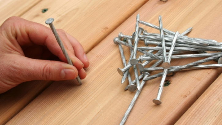 Balok kayu yang keras bisa diikat dengan menggunakan paku bengkirai. (Foto: Tree Island Steel)