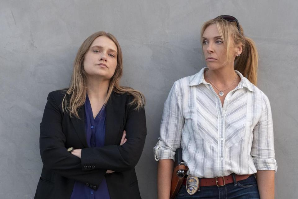 改編真實犯罪案例的《難，置信》，由東妮克莉蒂（右）、瑪莉特威佛（左）飾演偵破連續強暴案件的女警。（Netflix提供）