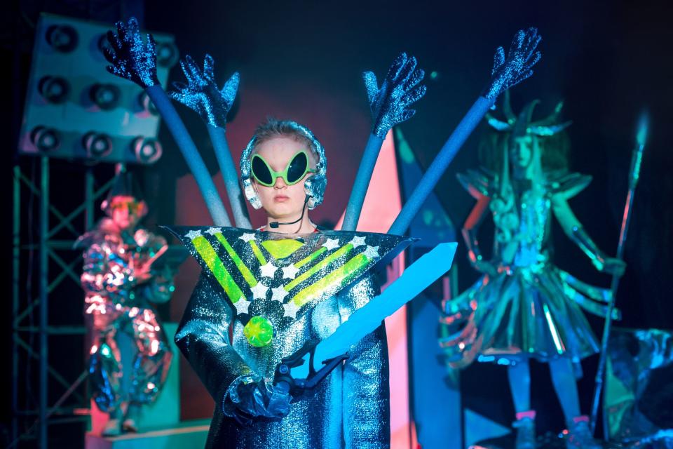 Alien Halloween Costume Ideas That Are Out-of-This-World Creative