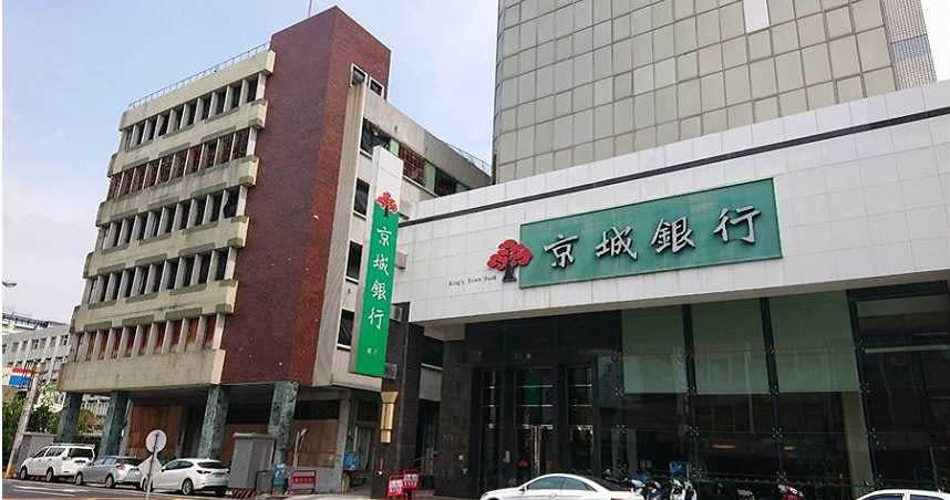 杏林醫院（左）已被隔壁的京城銀行集團買下。（圖／中國時報程炳璋攝）