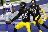 Pittsburgh Steelers tight end Eric Ebron (85) catches a pass for a touchdown as JuJu Smith-Schuster (19) and Dallas Cowboys cornerback Jourdan Lewis (26) look on in the second half of an NFL football game in Arlington, Texas, Sunday, Nov. 8, 2020. (AP Photo/Ron Jenkins)