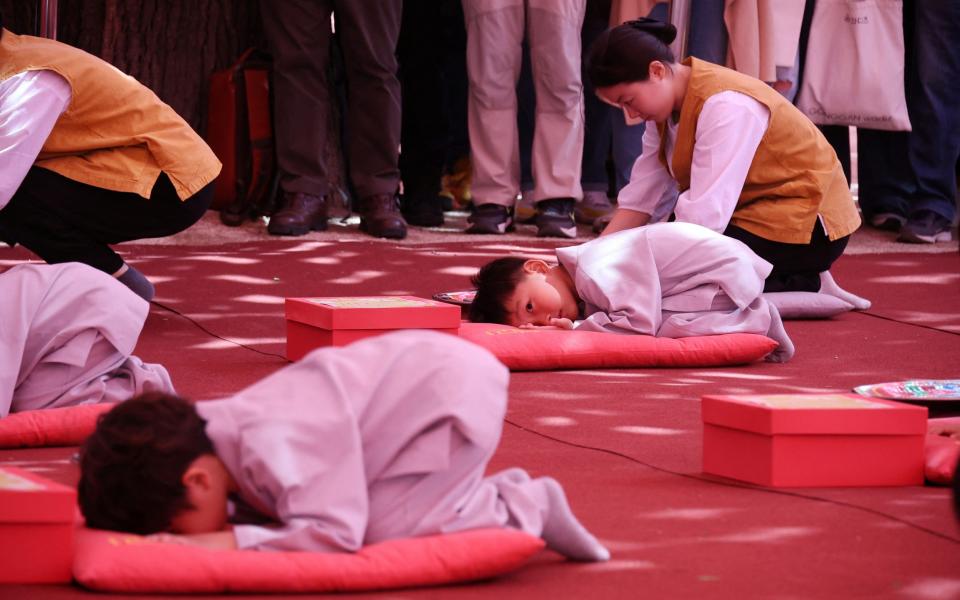 Los niños monjes se quedarán en el templo para aprender sobre el budismo durante 21 días - KIM HONG-JI