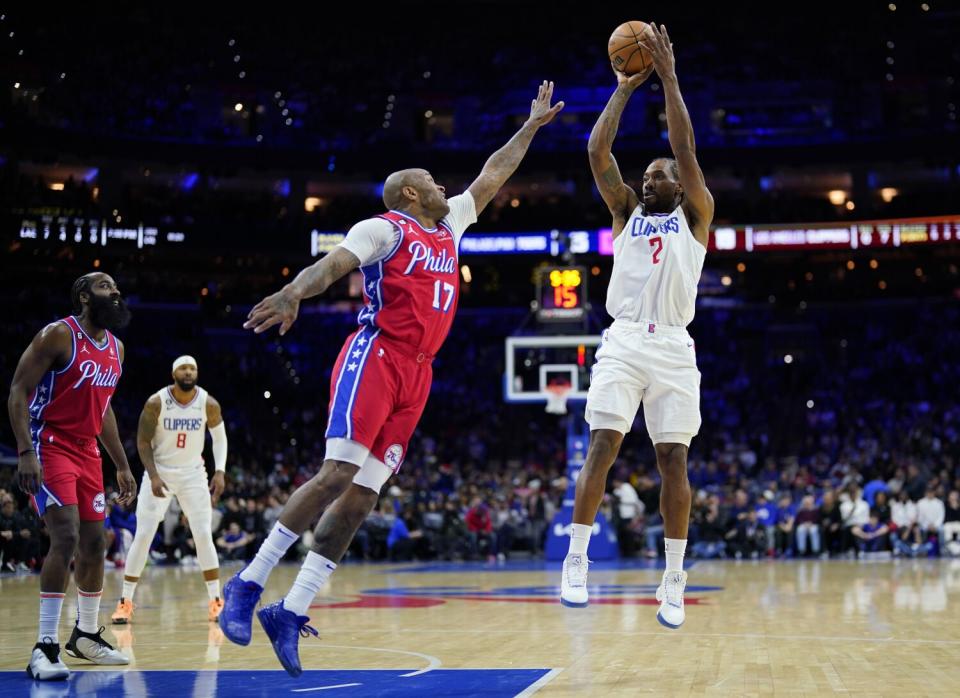 The Clippers' Kawhi Leonard shoots over the 76ers' P.J. Tucker on Dec. 23, 2022.