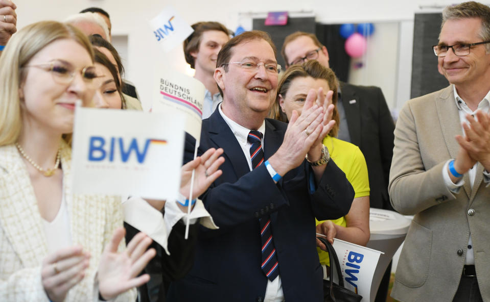 Piet Leidreiter (M), Spitzenkandidat der Wählervereinigung Bürger in Wut, klatscht nach Bekanntgabe der ersten Prognose für die Wahl zur Bremischen Bürgerschaft bei der Wahlparty der BiW. (Foto: Philip Dulian/dpa)