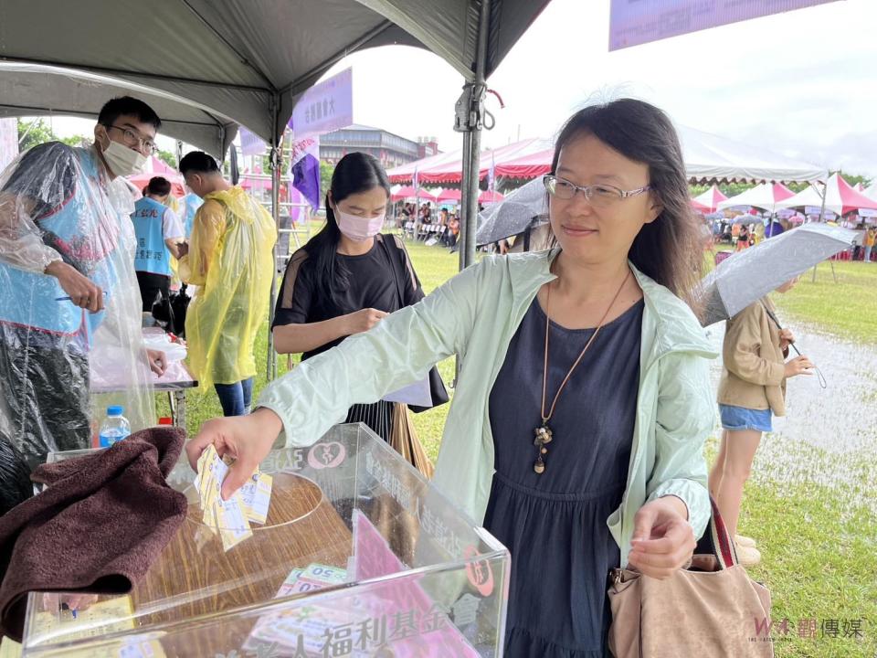 ▲第七屆弘道助老愛心園遊會熱情登場，現場除了有100攤吃、喝、玩、樂公益攤位，讓弱勢、獨老的長輩們可以感受到暖暖的心意。（圖／記者陳雅芳攝，2023.05.07）