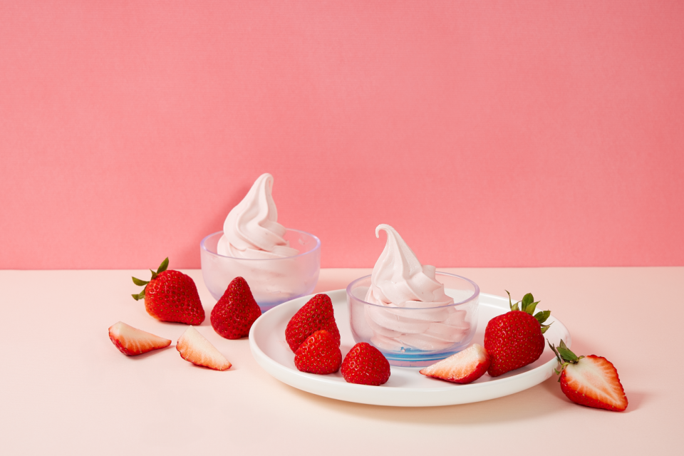 壽司郎還和大苑子聯名合作推出「莓好時光霜淇淋」。圖片來源：壽司郎