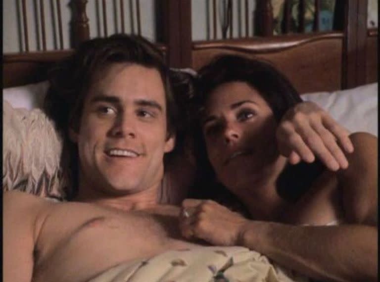 Courteney Cox con Jim Carrey, en Ace Ventura