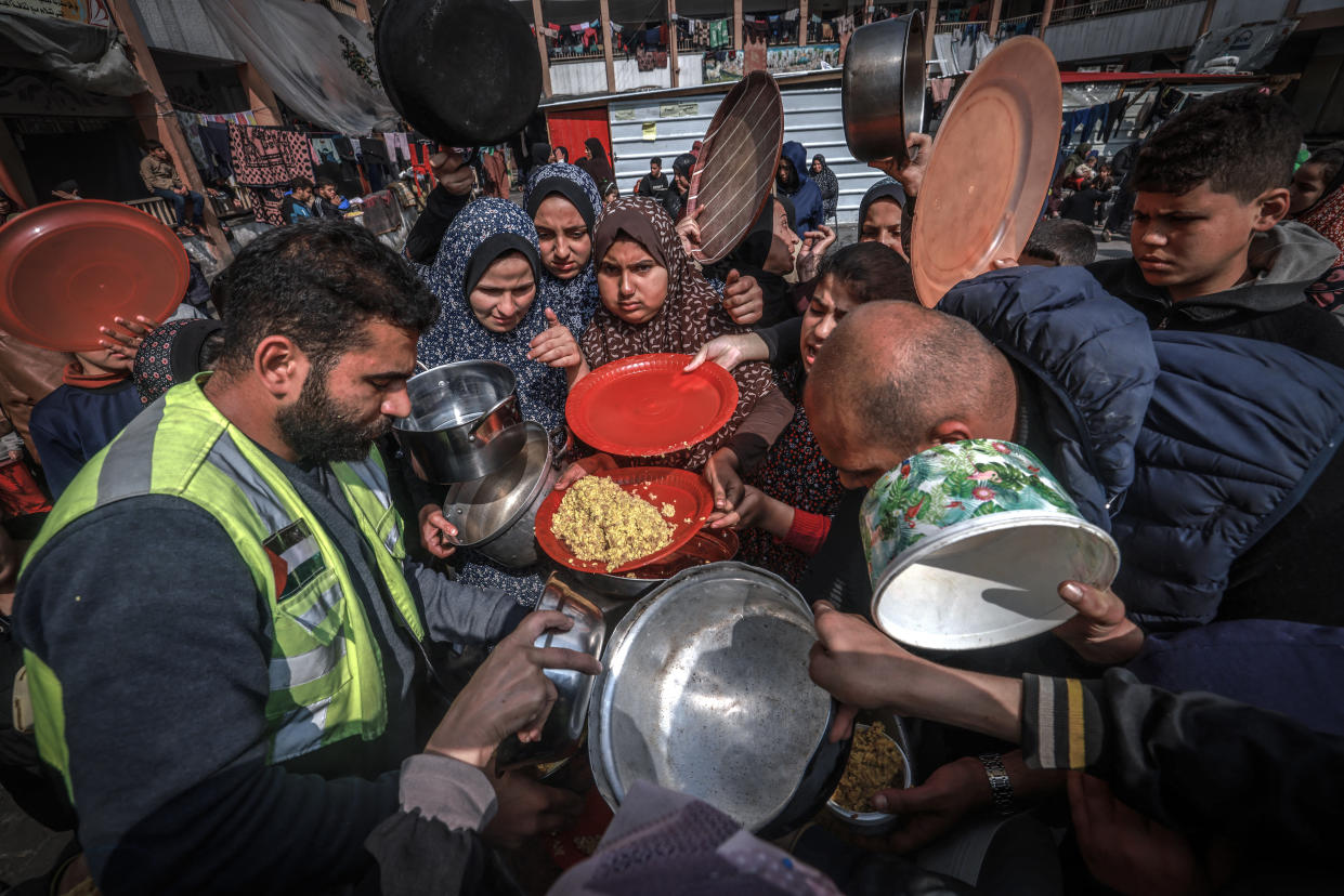 Une distribution de nourriture dans le Sud de la bande de Gaza, le 19 février 2024 (Photo MOHAMMED ABED / AFP)