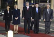 Canada's Prime Minister Stephen Harper (C) and his wife Laureen (2nd L) stand with Knesset speaker Yuli Edelstein (2nd R) during a welcoming ceremony at the Knesset, the Israeli parliament, in Jerusalem January 20, 2014. Harper is on a four-day visit to Israel and the Palestinian Territories. REUTERS/Baz Ratner (JERUSALEM - Tags: POLITICS)