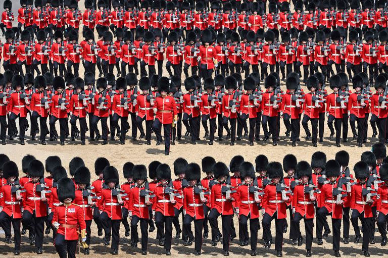 Miembros de los Foot Guards de la División Doméstica participan en el Desfile del Cumpleaños de la Reina, el Trooping the Colour, como parte de las celebraciones del Jubileo de Platino de la Reina Isabel II, en Horseguards Parade en Londres, el 2 de junio de 2022