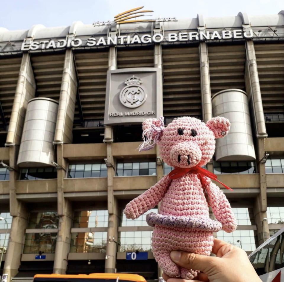 <p>Si eres del Real Madrid, seguramente también querrás hacerte una foto dentro o fuera del estadio Santiago Bernabéu. El tour oficial merece mucho la pena porque te permitirá entrar a los vestuarios o hacerte un <em>selfie</em> con todas las Champions. (Foto: Instagram / <a rel="nofollow noopener" href="https://www.instagram.com/p/BuCCTvUnzMS/" target="_blank" data-ylk="slk:@chanchi.travel;elm:context_link;itc:0;sec:content-canvas" class="link ">@chanchi.travel</a>). </p>