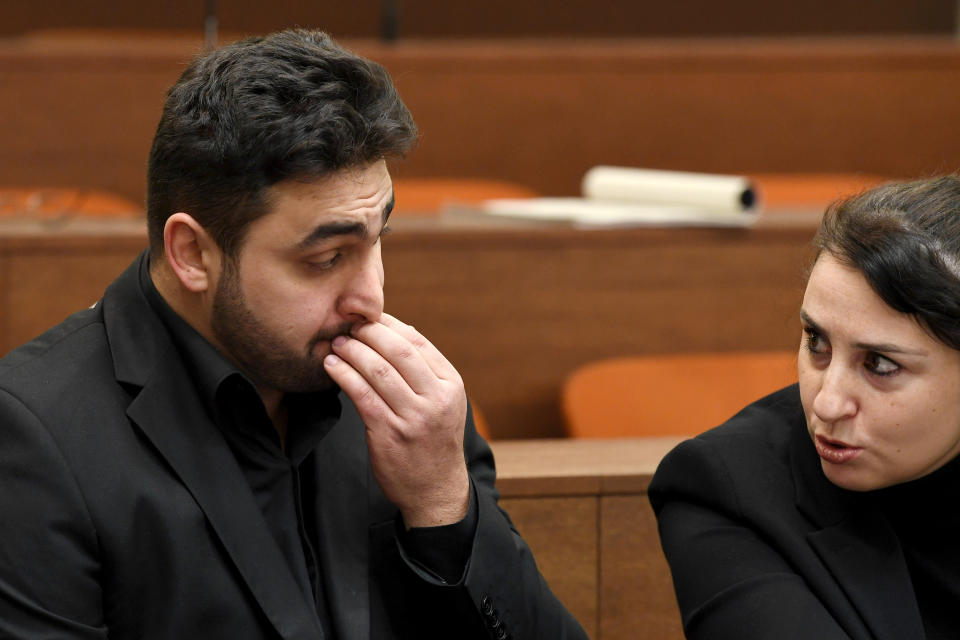 Seda Başay-Yıldız während des NSU-Prozesses mit dem Sohn des Ermordeten Enver Şimşek, Abdulkerim Şimşek (Bild: Reuters/Christof Stache/Pool)