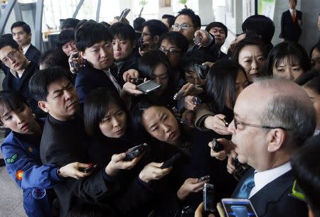 Reporters listen to U.S. Assistant Secretary of State for East Asian and Pacific Affairs Daniel Russel during a news conference after a meeting with South Korea's senior officials at the Foreign Ministry in Seoul March 17, 2015. REUTERS/Kim Hong-Ji