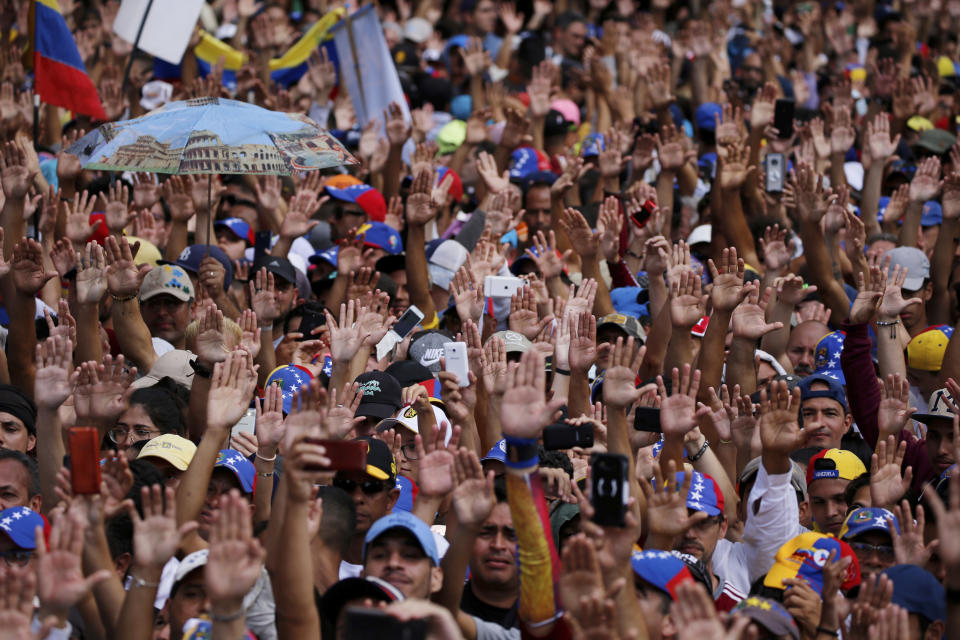 MIles de venezolanos se unieron al juramento simbólico de Juan Guaidó el 23 de enero de 2019 en un cabildo abierto en Caracas, Venezuela, cuando asume la presidencia interina de Venezuela. (AP Photo/Fernando Llano)