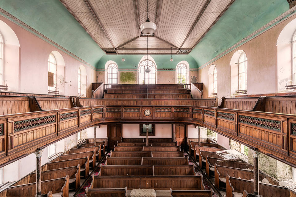 <p>Pastel-colored Welsh chapel. (Photo: James Kerwin/Caters News) </p>