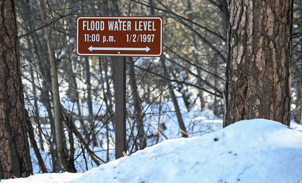 La altura de un banco de nieve se aproxima a una señal que indica el nivel del agua de la inundación del 2 de enero de 1997 tras una fuerte nevada, el viernes 3 de marzo de 2023.