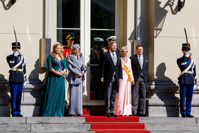 Amalia de Holanda y Alexia de Holanda en el concierto del Día del Rey 2021  - La Familia Real Holandesa celebra el Día del Rey 2021 - Foto en Bekia  Actualidad