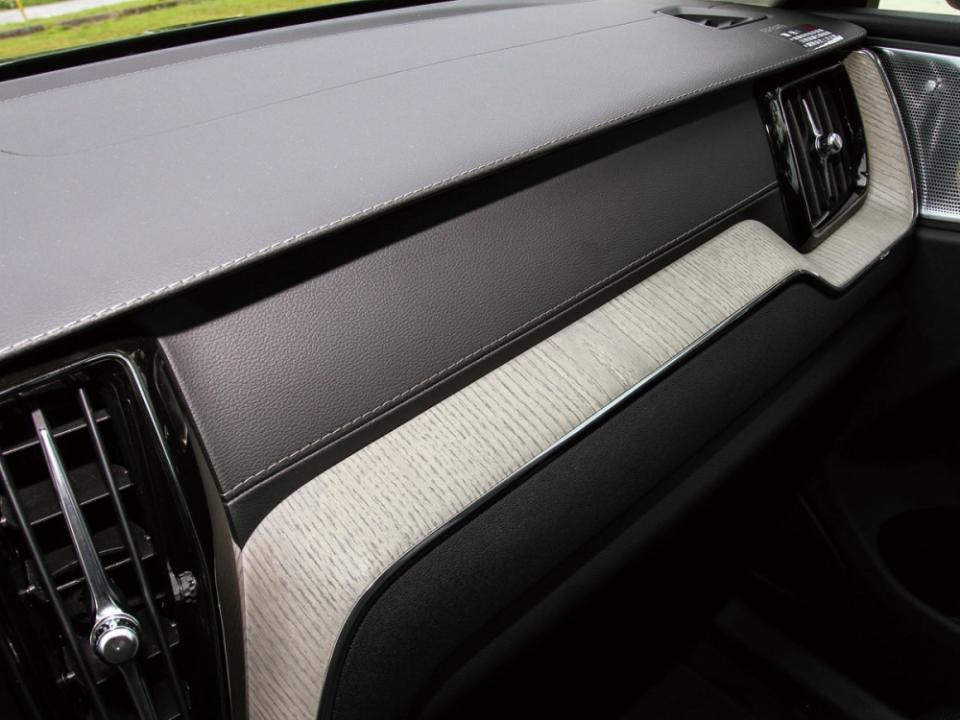 直立出風口造型與中控台漂流木飾板，都是全新XC60特有的內裝象徵。
