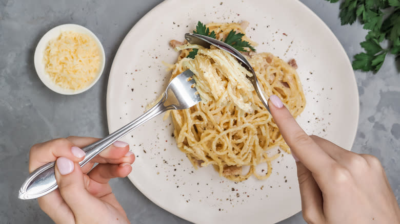 Intrecciare una forchetta negli spaghetti