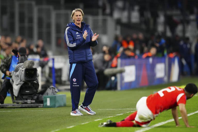 Ricardo Gareca, entrenador de Chile, arenga a sus jugadores durante la derrota por 3-2 del equipo trasandino ante Francia, en un amistoso disputado en Marsella