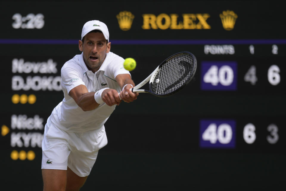 Novak Djokovic devuelve ante Nick Kyrgios durante la final de Wimbledon, el domingo 10 de julio de 2022. (AP Foto/Kirsty Wigglesworth)