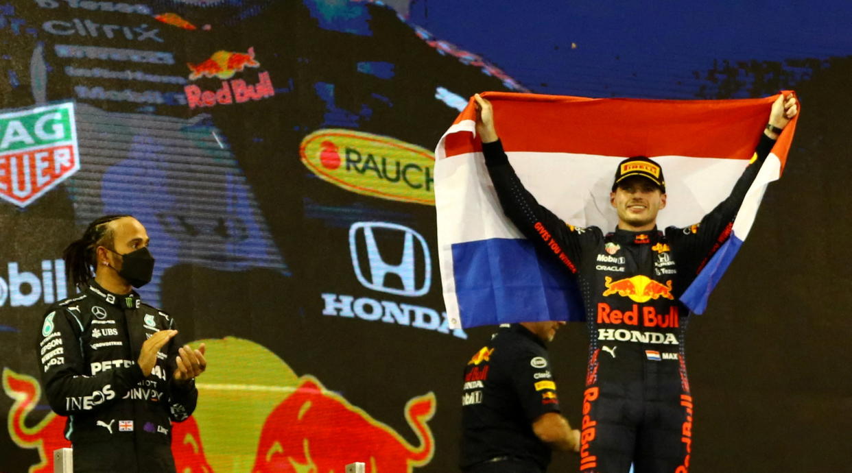 Max Verstappen celebrando su título mundial tras el Gran Premio de Abu Dabi de 2021 con Lewis Hamilton a su lado en el podio. (Foto: Ahmed Jadallah / Reuters).