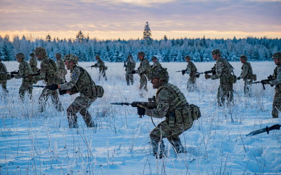 Skotská garda absolvuje zimní výcvik na bajonet v Estonsku