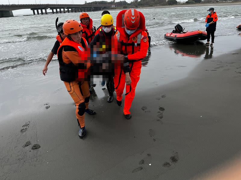 消防及海巡搜救2個半小時，在出海口救起墜海的黃男，經檢傷確認明顯死亡。（圖／民眾提供）