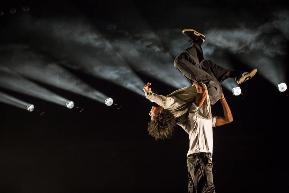 Companhia Urbana de Dança. En la foto Thiago Lima y Julio Rocha. 