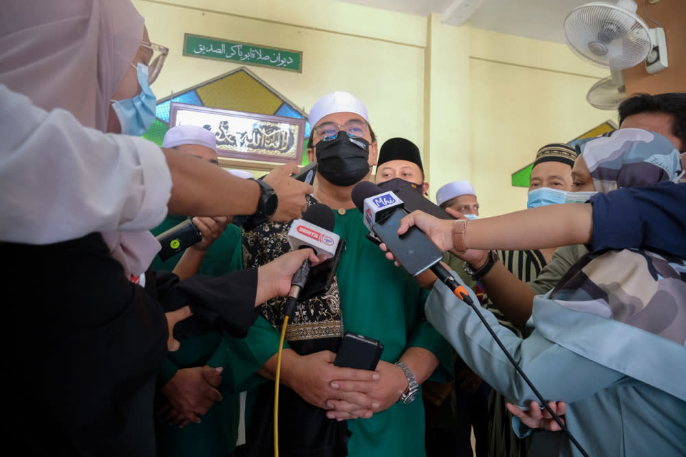 Datuk Seri Sulaiman Md Ali speaks to reporters at Masjid Nurul Hidayah near Batu Berendam in Melaka, October 8, 2021. — Bernama pic