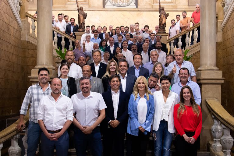 El gobernador Axel Kicillof junto a los intendentes