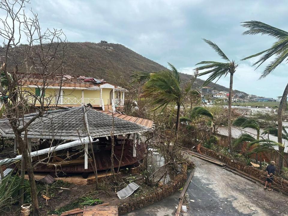 Union Island, una isla hermana de San Vicente y las Granadinas, perdió al menos el 90% de sus hogares y negocios según el primer ministro después de que un poderoso huracán Beryl arrancara techos y destrozara casas el lunes 1 de julio de 2024. St. Vincent and the Grenadines P