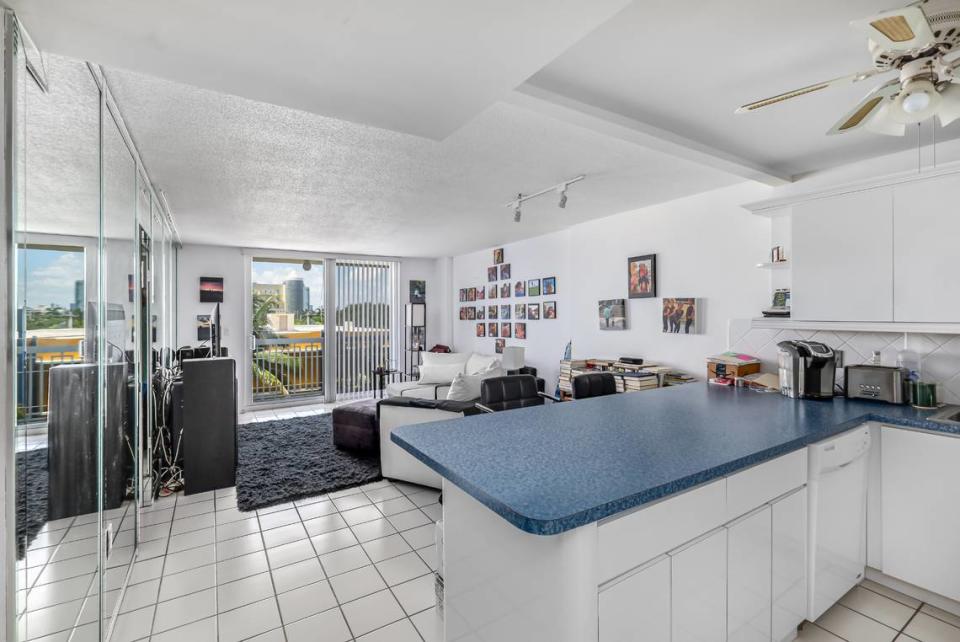 Entre en este apartamento de South Beach por $2,900 al mes. Tras entrar por la puerta principal, los inquilinos ven la cocina a su derecha y el salón con vistas a Ocean Drive.