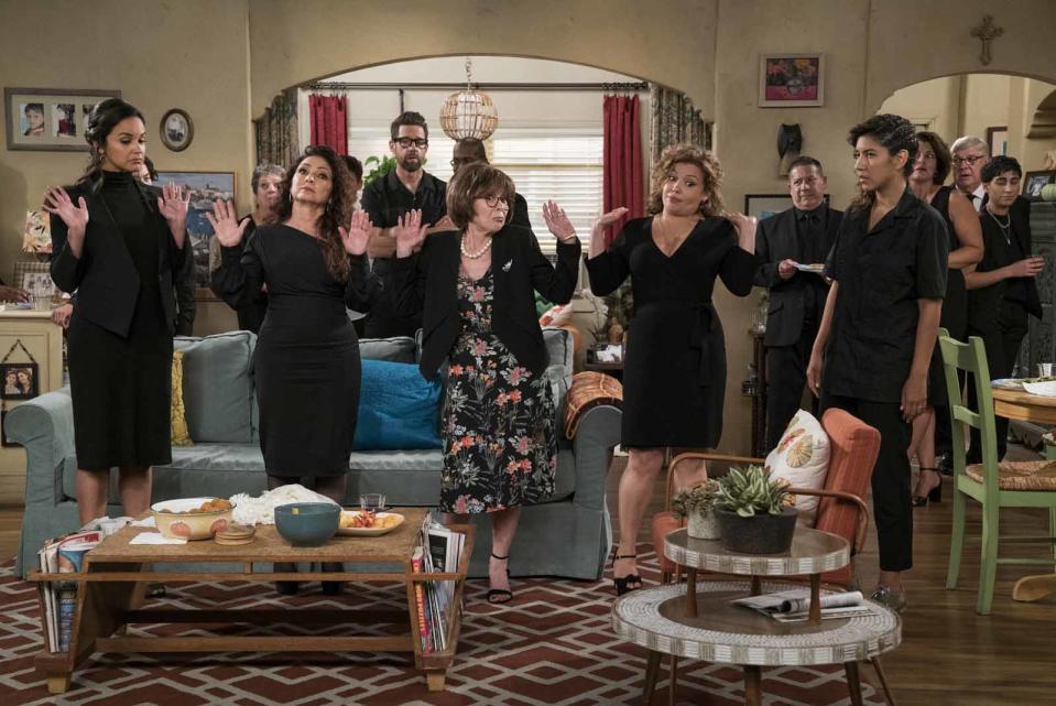 <p>Melissa Fumero, Gloria Estefan, Todd Grinnell, Rita Moreno, Justina Machado et Stephanie Beatriz dans One Day at a Time. © Ali Goldstein/Netflix </p>