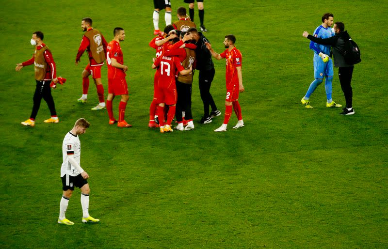 Jugadores y parte del cuerpo técnico de Macedonia del Norte celebran tras derrotar a Alemania en el partido por el Grupo J de la eliminatoria europea rumbo a Qatar, en el MSV-Arena, Duisburgo, Alemania