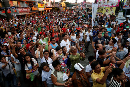 Supporters watch the motorcade of presidential candidate Rodrigo "Digong" Duterte (not pictured) during election campaigning in Malabon, Metro Manila in the Philippines April 27, 2016. REUTERS/Erik De Castro