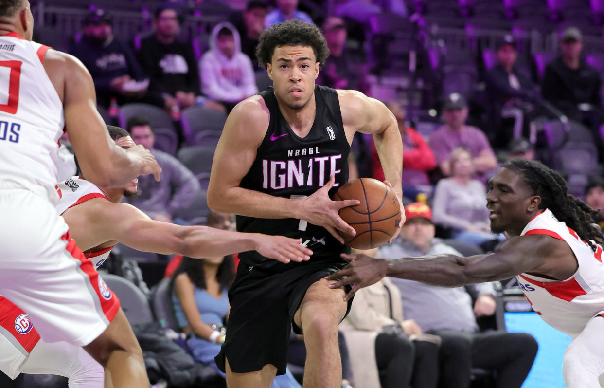 HENDERSON, NEVADA - DECEMBER 27: Mojave King #7 of G League Ignite drives between Lucas Williamson (L) #12 and Keaton Wallace #32 of the Ontario Clippers in the fourth quarter of their game at The Dollar Loan Center on December 27, 2022 in Henderson, Nevada. Ignite defeated the Clippers 114-108 in overtime. NOTE TO USER: User expressly acknowledges and agrees that, by downloading and or using this photograph, User is consenting to the terms and conditions of the Getty Images License Agreement. (Photo by Ethan Miller/Getty Images)