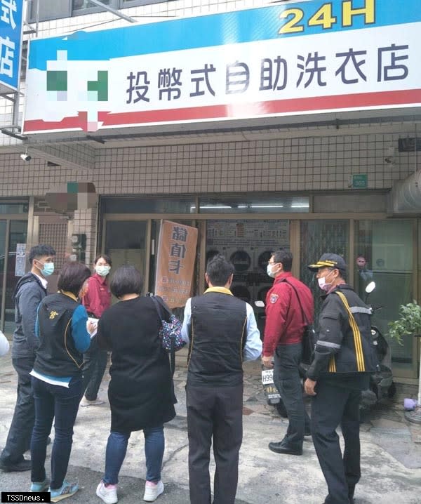 南市消防局會同經發局等單位清查轄內自助洗衣店使用液化石油氣串接情形，確保符合規定及維護公共安全。 （記者李嘉祥攝）