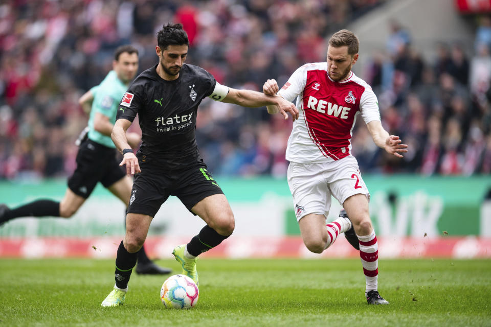 Benno Schmitz del Colonia y Lars Stindl del Borussia Mönchengladbach pelean por el balón en el encuentro de la Bundesliga el domingo 2 de abril del 2023. (Marius Becker/dpa via AP)