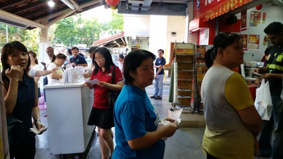 The line at the Tong Aik Huat outlet at Hougang Street 61. According to Singapore Pools, the outlet has produced the most winning tickets (eleven) since October 2014, a title it shares with the Singapore Pools Bukit Batok central branch. Photo: Yahoo Newsroom